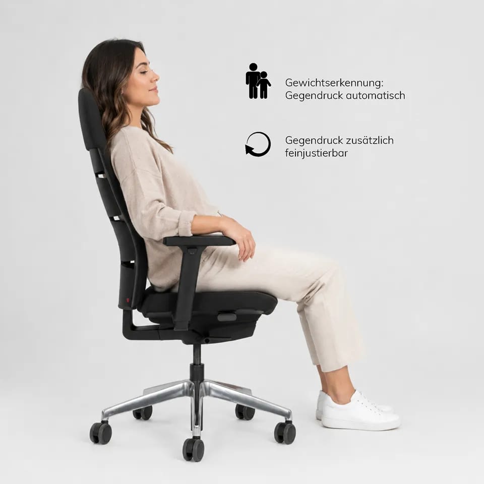 Seitlich dargestellt sitzt eine Person im ergonomischen Bürostuhl agilis matrix start-up Sonderedition mit Aluminium-Fußkreuz.