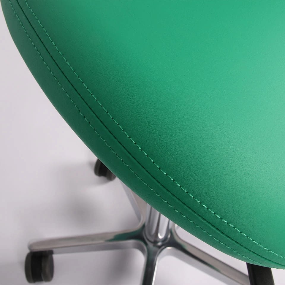 Am ergonomischen Sattelhocker sella ist die Nahtführung im grünen Kunstleder dargestellt.