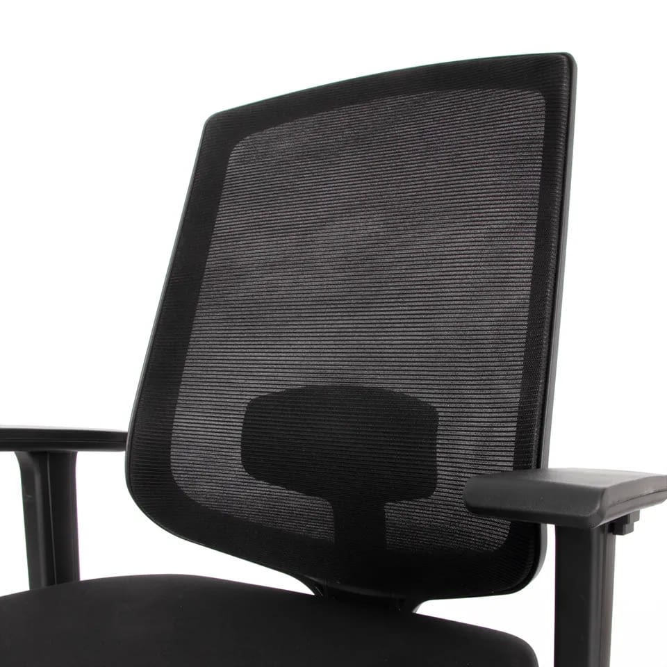 Die Detailaufnahme zeigt den schwarzen Netzrücken des Bürostuhls laboro mit atmungsaktiver Mesh-Struktur und ergonomischer Rückenlehne.