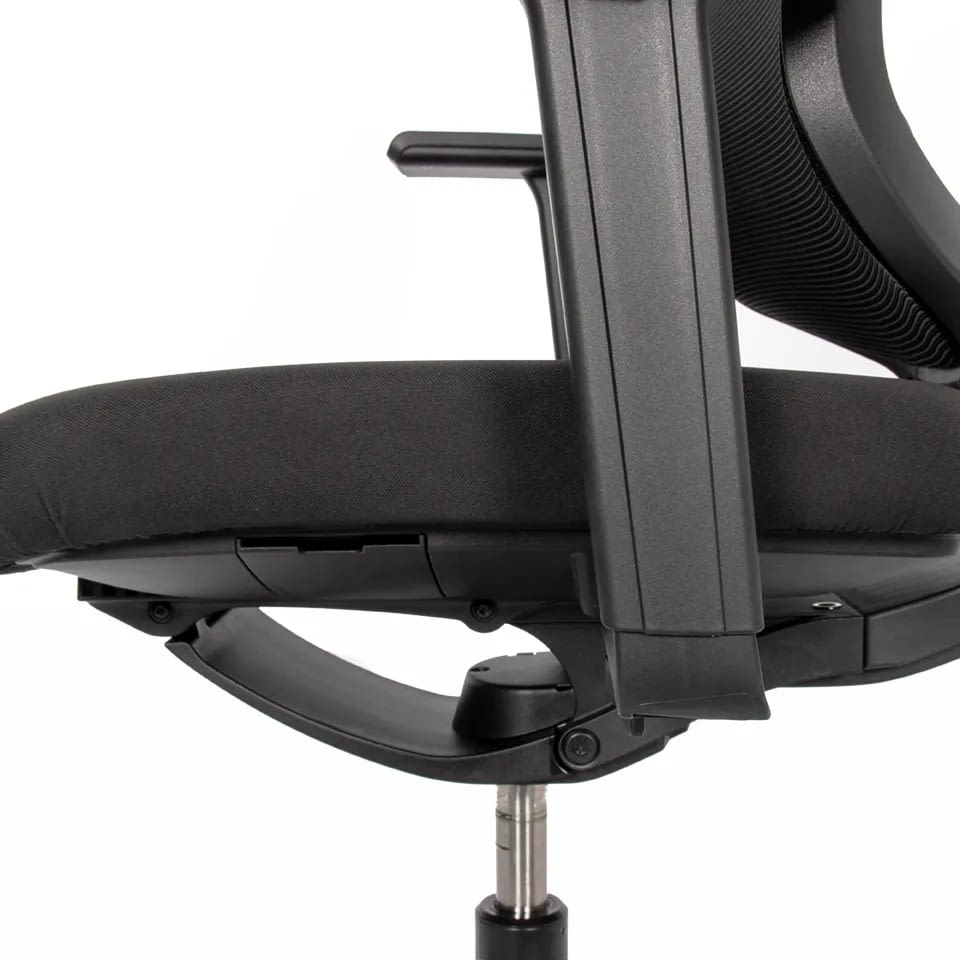 Seitlich zeigt die Detailaufnahme die offene Mechanik des Bürostuhls laboro in Schwarz und macht die ergonomische Verstelltechnik sichtbar.