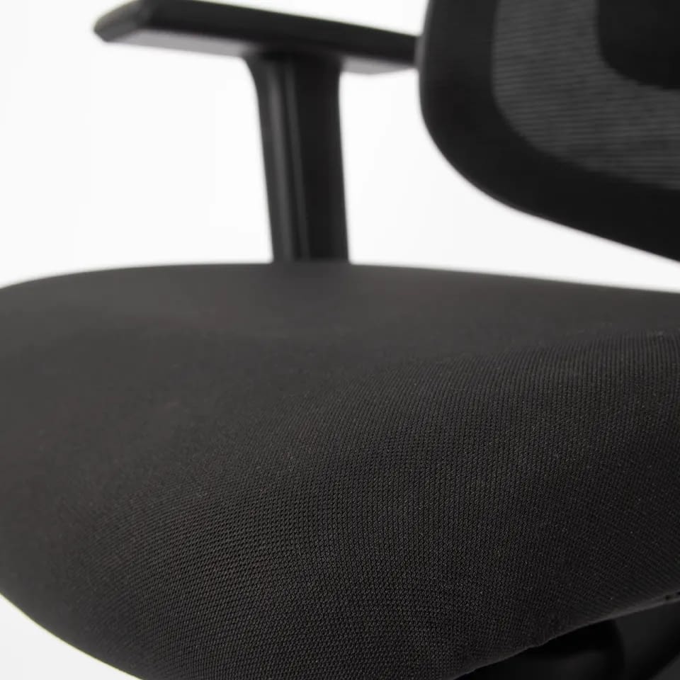 Im Detail zeigt sich die Sitzfläche des Bürostuhls laboro in Schwarz mit sichtbarer Polsterung und Stoffstruktur für ergonomisches Sitzen.