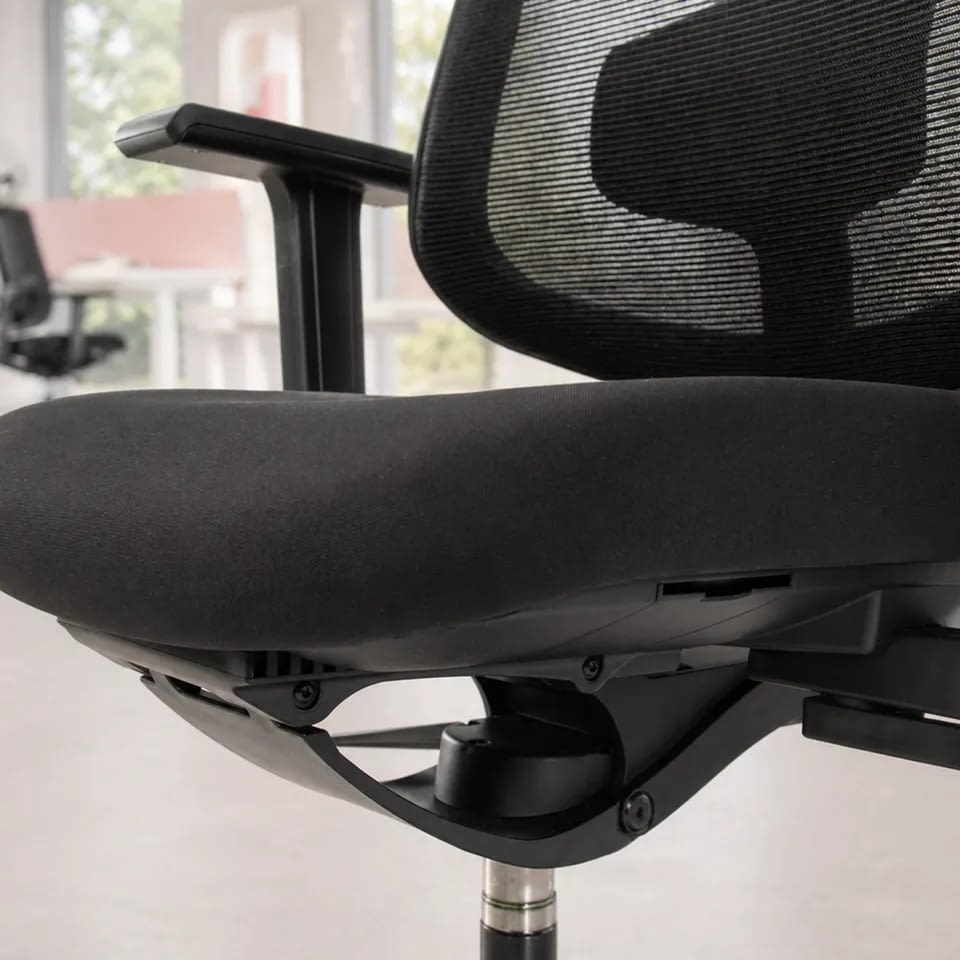 Die Sitzfläche des ergonomischen Bürostuhls laboro in Schwarz ist im Detail zu sehen und zeigt die feine Stoffstruktur im Büro.