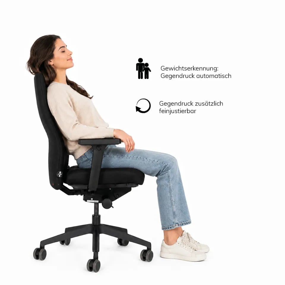 Eine Person lehnt sich im agilis Bürostuhl zurück, während die Rückenlehne der Bewegung folgt.