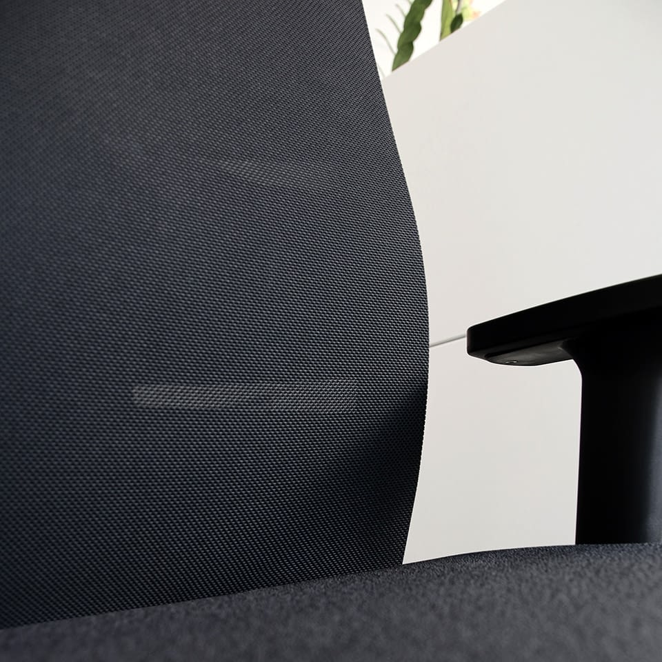Die Detailaufnahme des ergonomischen Bürostuhls agilis matrix umfasst den schwarzen Netzrücken mit seiner feinen Materialstruktur.