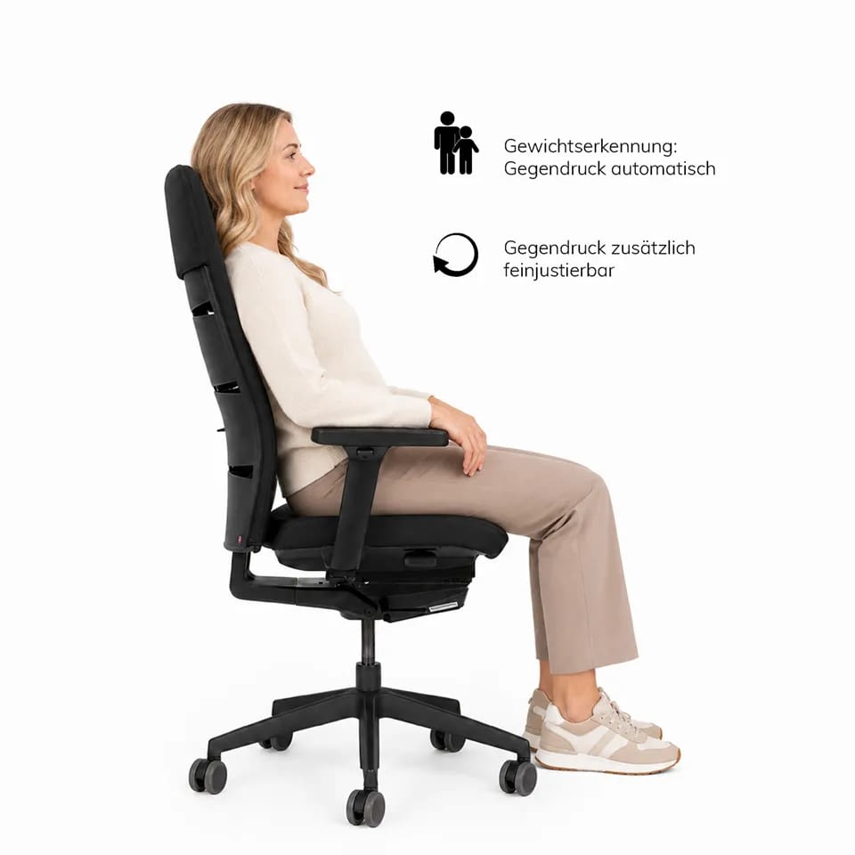 in der seitlichen darstellung ist der ergonomische Bürostuhl agilis matrix eco mit hoher rückenlehne und einer person sitzend und nach hinten angelehnt.