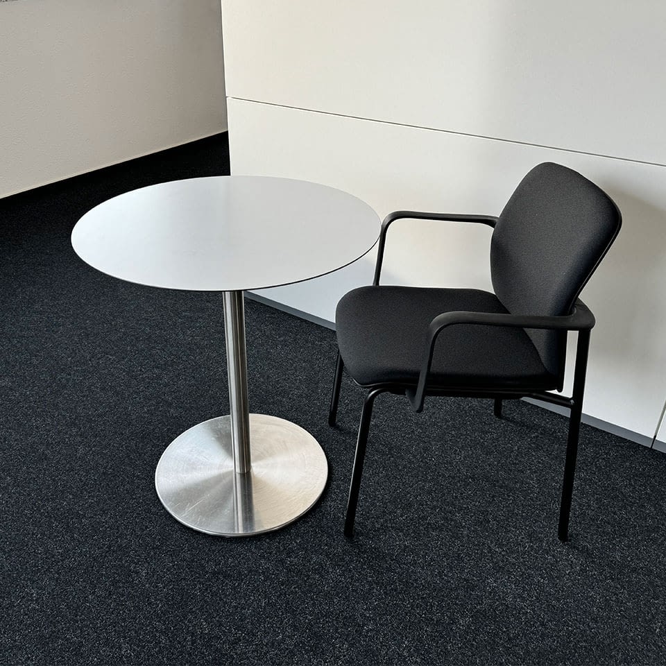 Runder Esstisch weiß mit stapelbarem Stuhl schwarz, Armlehnen und Sitzpolster, vielseitig einsetzbar, Made in Germany, lento