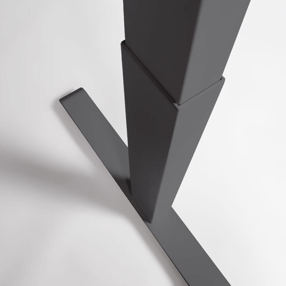 Nahaufnahme des Schreibtischfußes eines höhenverstellbaren elektrischen Schreibtisches in anthrazit, Detailaufnahme des Materials, made in Germany, lento