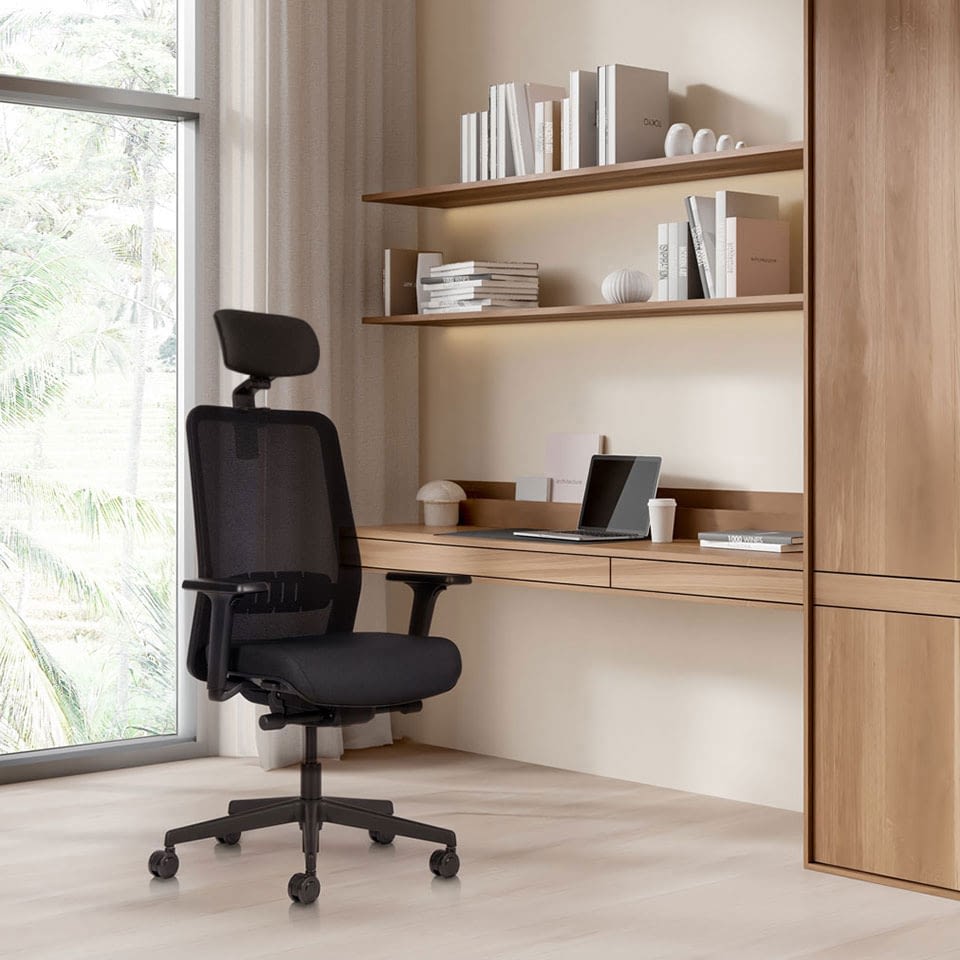 Ergonomischer Bürostuhl lento proto mit Kopfstütze Gesamtansicht vorne rechts Büro mit Schreibtisch und Laptop