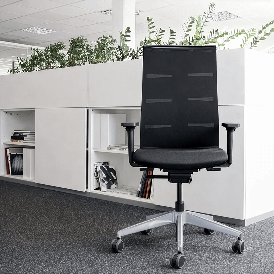 Ergonomischer Bürostuhl agilis matrix Start Up Edition 1 schwarz mit Aluminium Fußkreuz im Büro vor Bücherschrank, Vorderansicht, Hersteller lento
