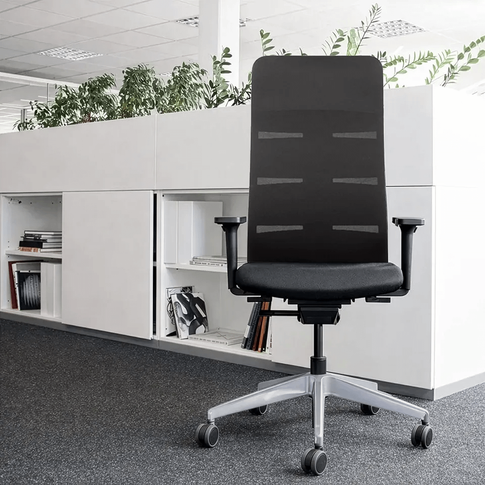 Ergonomischer Bürostuhl agilis matrix Start Up Sonderedition 2 schwarz mit hoher Rückenlehne und Aluminium Fußkreuz im Büro vor Bücherschrank Vorderansicht Hersteller lento