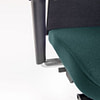 detailbild von sitz eines buerostuhl gruen ergonomisch sitzen mit netzruecken von lento buerostuhlhersteller aus deutschland