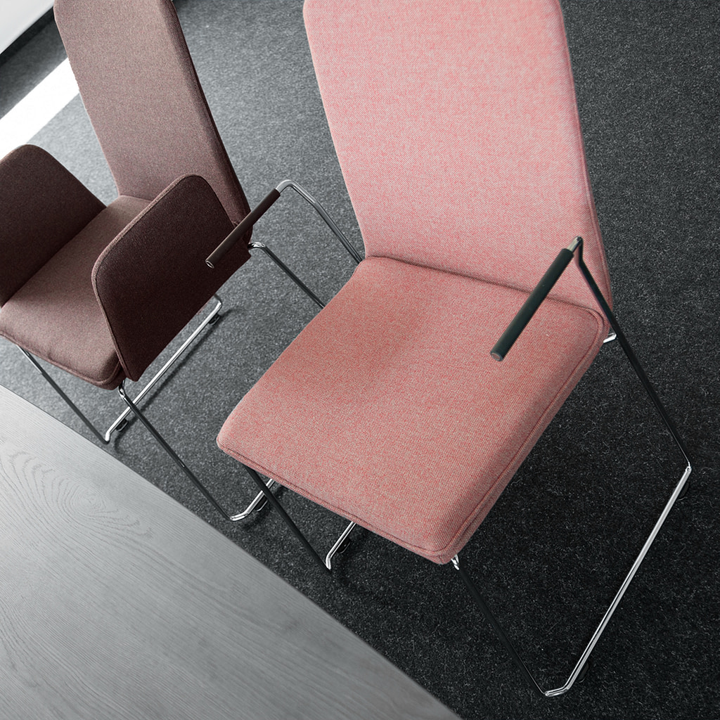 Bild von zwei farblich abgestimmten lento Kufenstühlen am Besprechungstisch in modernen Bessprechungs- und Konferenzräumen
