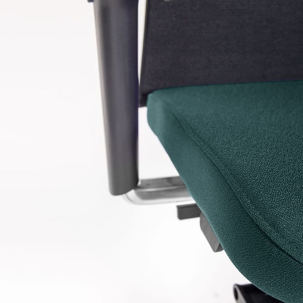 detailbild von sitz eines buerostuhl gruen ergonomisch sitzen mit netzruecken von lento buerostuhlhersteller aus deutschland