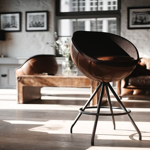 Bild von Barhocker und Loungesessel im Retro Fußball Design