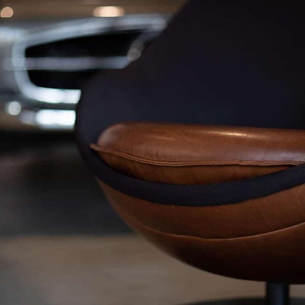 Detailbild zu Lounge Sessel rund aus Vintage Leder braun vor Oldtimer in Fußball Optik