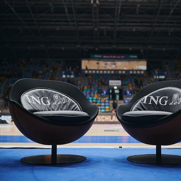 schwarze allnet Courtside Seats in einer Basketball Arena