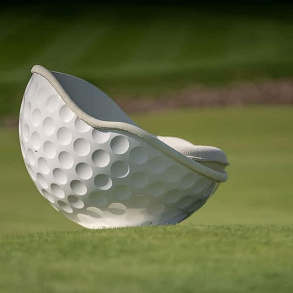 Detailbild lillus Loungesessel in weiß, Modell: Eagle auf einer Wiese