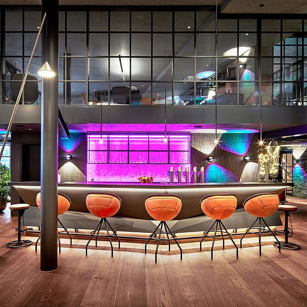 Bild einer Hotelbar mit Barhockern im Fußball Design in Echtleder braun