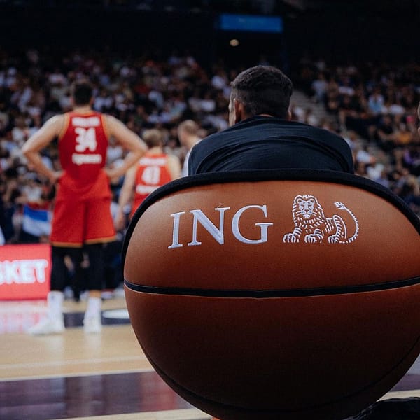 allnet Courtside Seats in einer Basketball Arena mit Logo