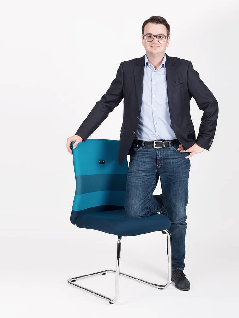 Bild von Mann mit Freischwinger Konferenzstuhl Besucherstuhl blau agilis F für Kanzleieinrichtung direkt vom Hersteller Kanzleiausstattung