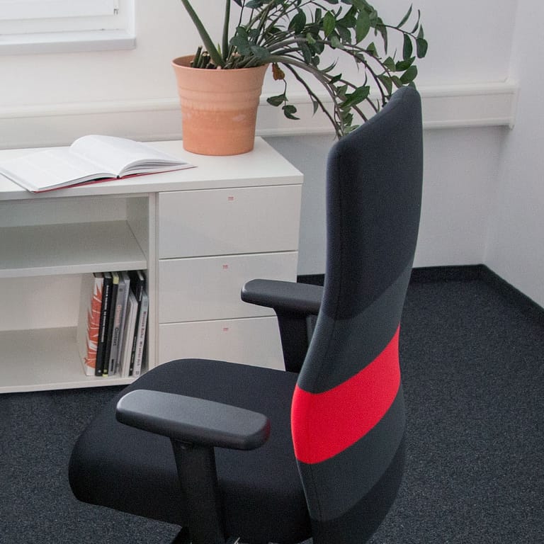 ergonomischer Bürostuhl aus Stoff schwarz rot agilis lento