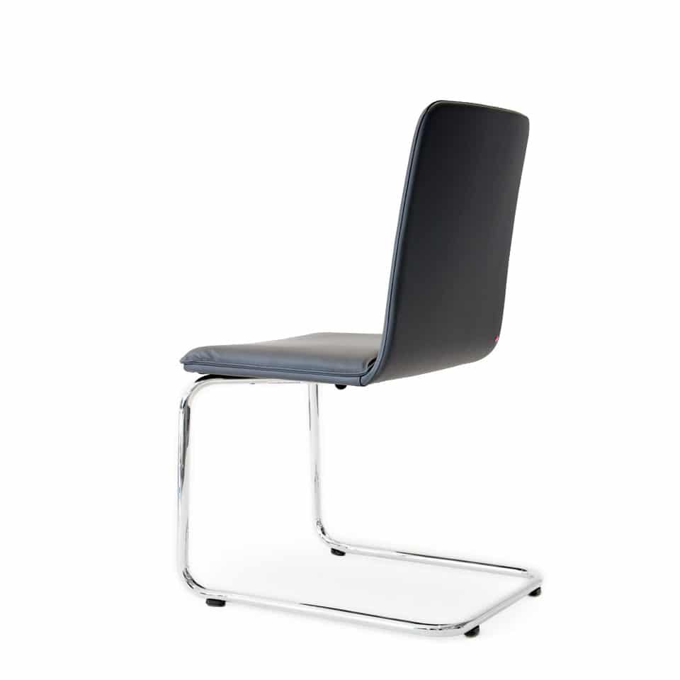 freischwinger-lento-sitting-smart-f-4-leder-3