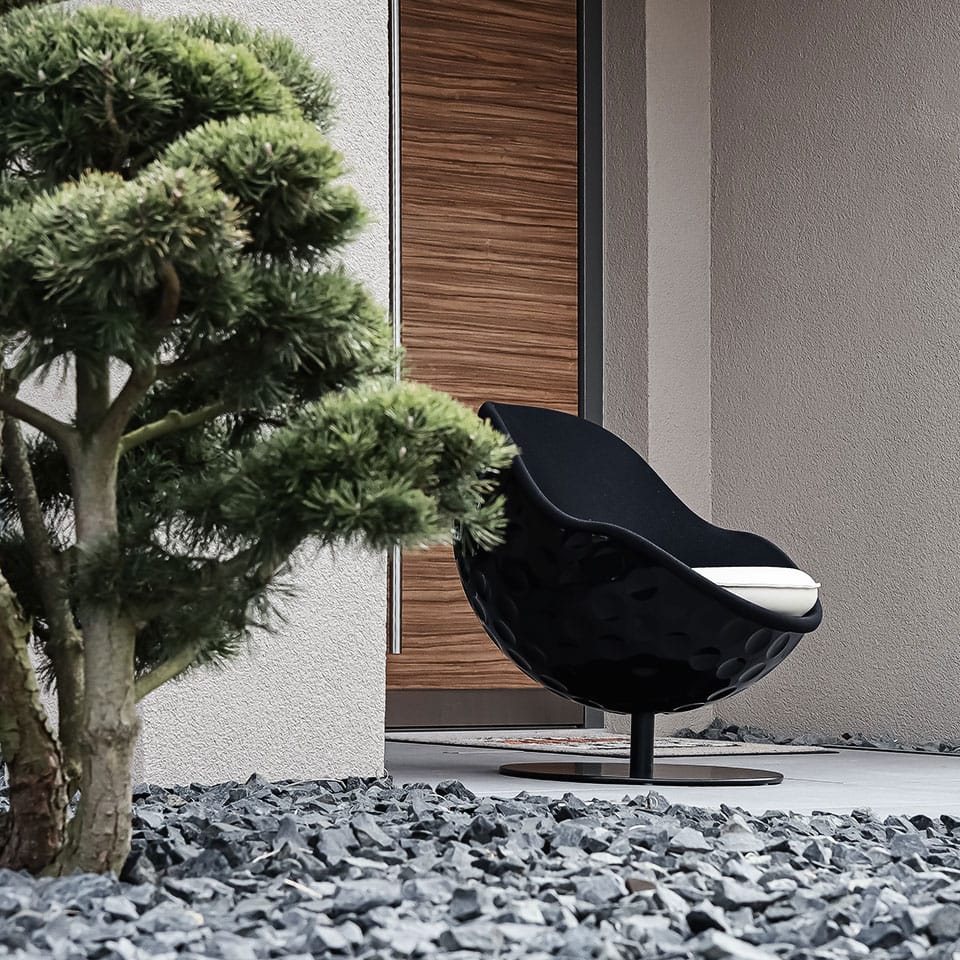 Picture of a lillus eagle by lento in black with leather seat cushion ballstool ballchair golfchair for interior design sports furniture hotel areas sports management sports service