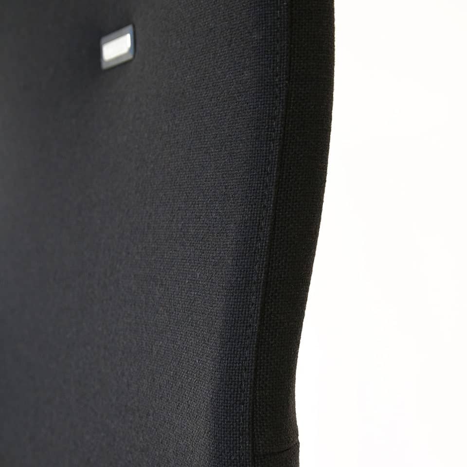 Detailbild von ergonomischen ESD Buerostuhl Laboro von Lento aus hochwertigen schwarzen leitfaehigen Stoff antistatischer Werkstattstuhl mit Rollen hergestellt in Deutschland hochwertige Bueromoebel