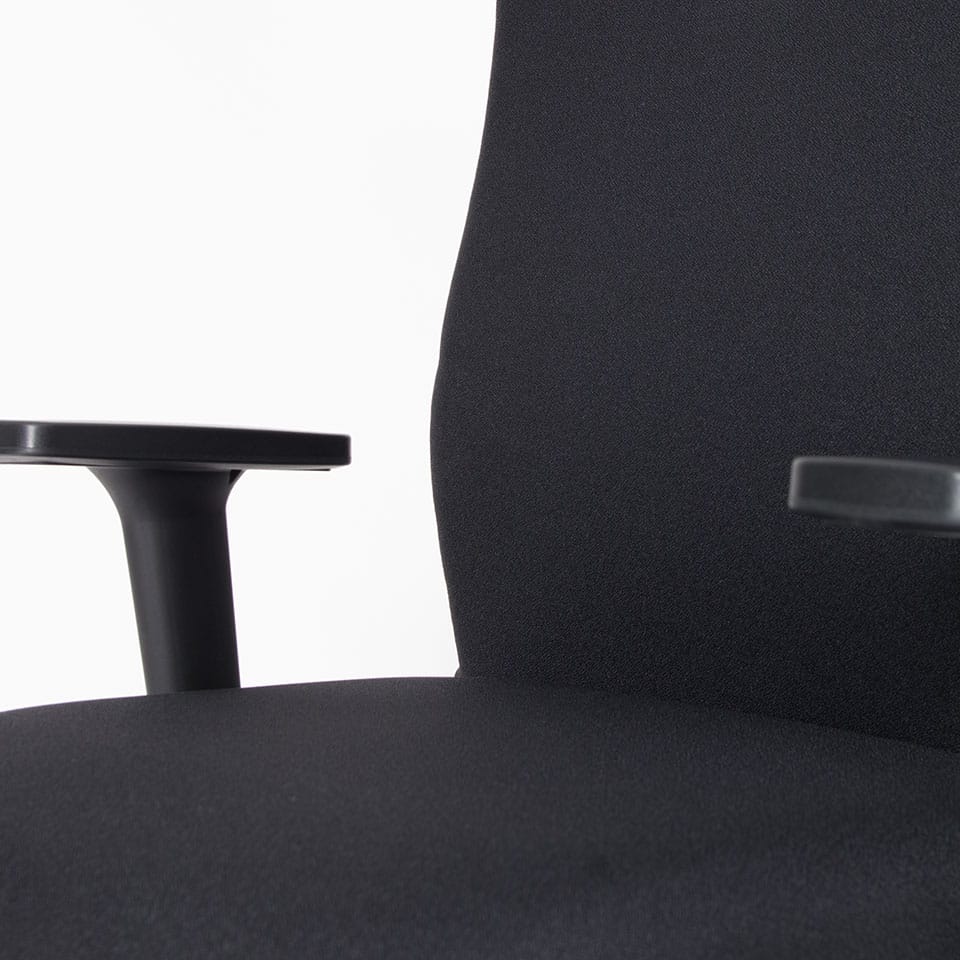 Detailbild von ergonomischen Schreibtischstuhl von lento Buerostuhl Laboro in schwarzen Stoff hochwertige Materialien aus Deutschland mit Armlehnen für den Arbeitsplatz im Buero sofort lieferbar