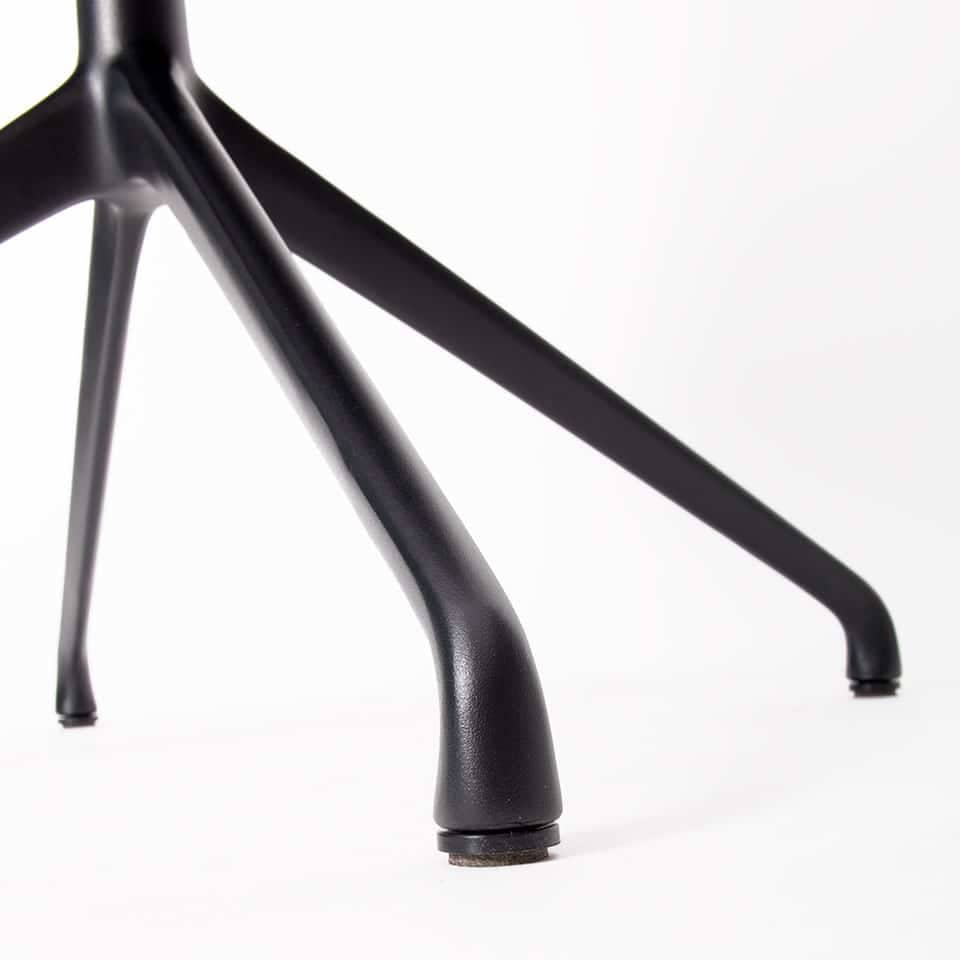 Detailbild des sitting smart von lento ergonomischer Drehstuhl Konferenzstuhl Fußkreuz aus Aluminium schwarz direkt vom Hersteller aus Deutschland