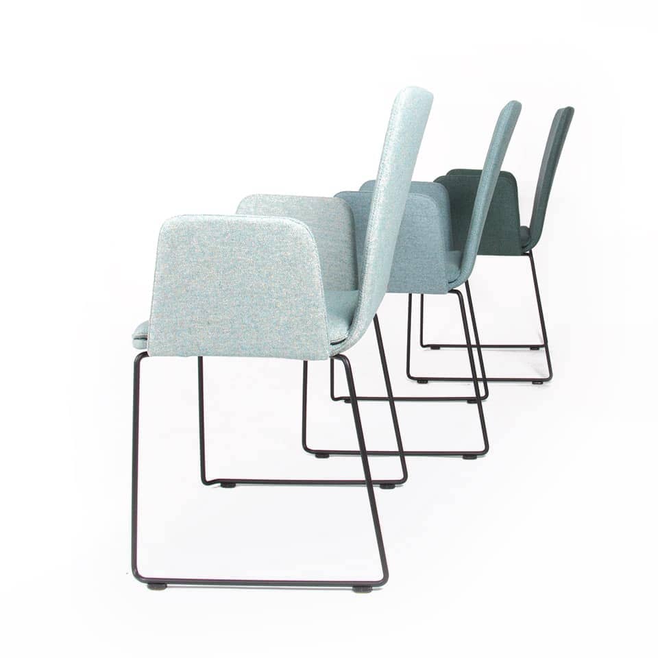 bild einer sitzgruppe lento kufenstuhl besucherstuhl konferenzstuhl modell sitting smart in stoff gruen