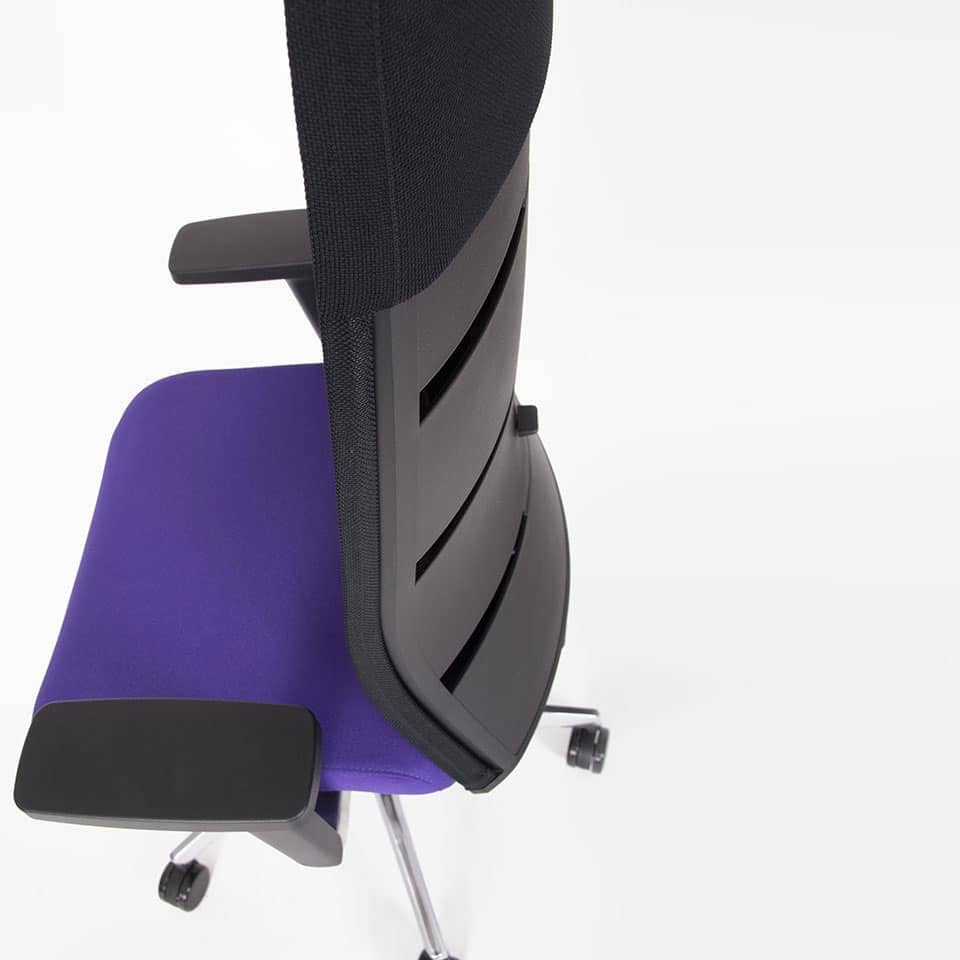 Detailansicht des Matrix hoch mit Aufsatz von lento direkt vom Hersteller aus Deutschland mit schwarzer Rückenlehne transparent mit Netzbespannung für besseres und ergonomisches Sitzen