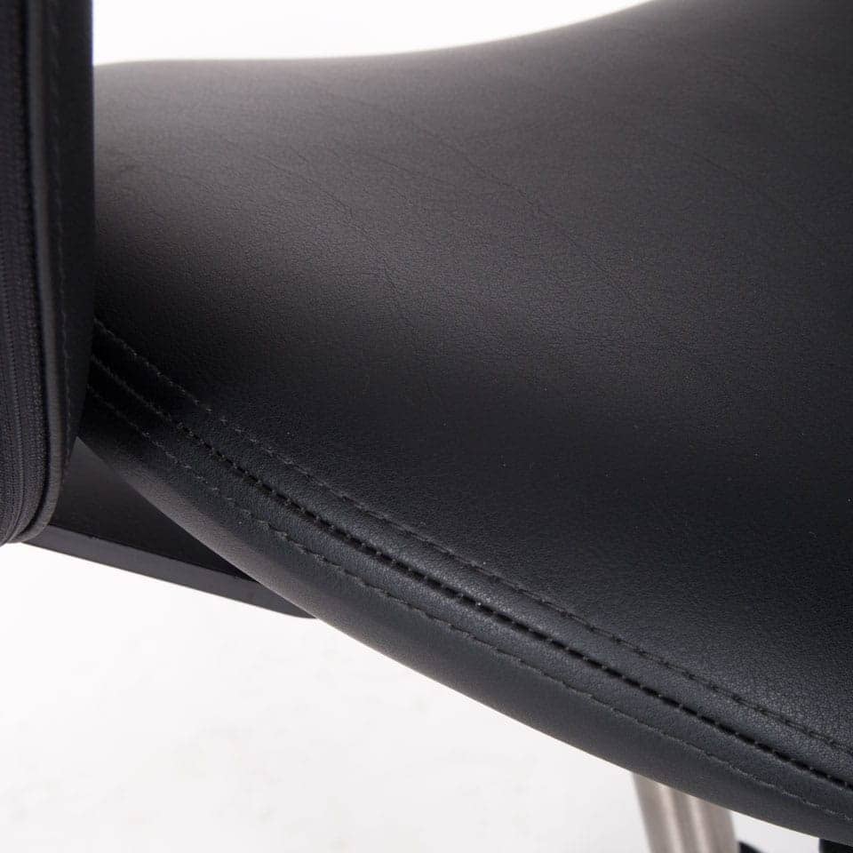bild von einem esd buerostuhl aus leitfaehigen kunstleder in schwarz antistatischer sattelstuhl hochwertige ergonomische buerostuehle direkt vom hersteller