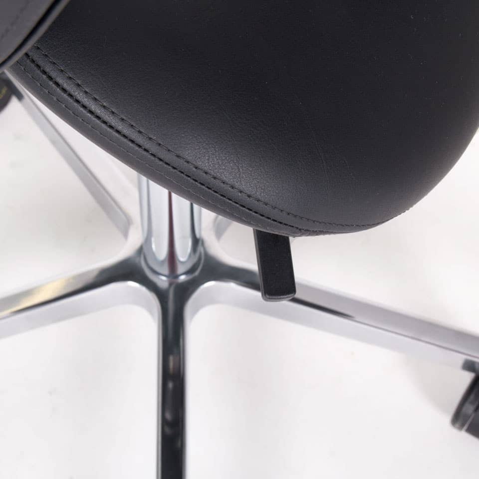 bild eines esd stuhles aus leitfaehigen kunststoff in schwarz sattelstuhl sattelhocker hochwertige ergonomische buerostuehle aus deutschland