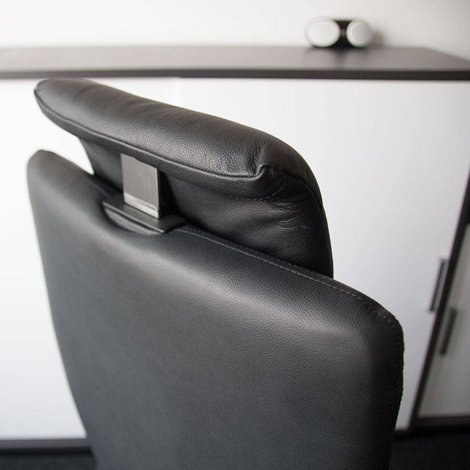 Detailbild der Kopfstütze für Bürostuhl in Übergröße für besonders schwere oder große Menschen in Echtleder schwarz von lento
