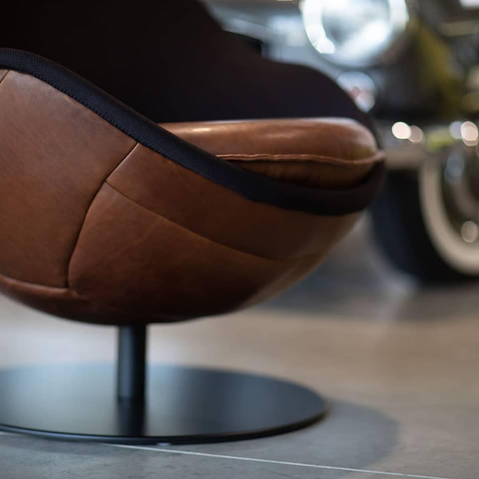 Detailbild zu Lounge Sessel rund aus Vintage Leder braun vor Oldtimer