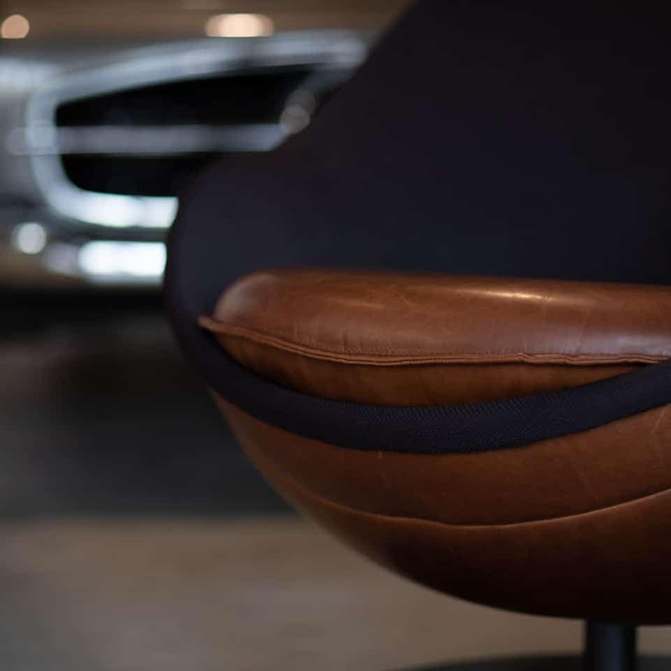 Detailbild zu Lounge Sessel rund aus Vintage Leder braun vor Oldtimer in Fußball Optik