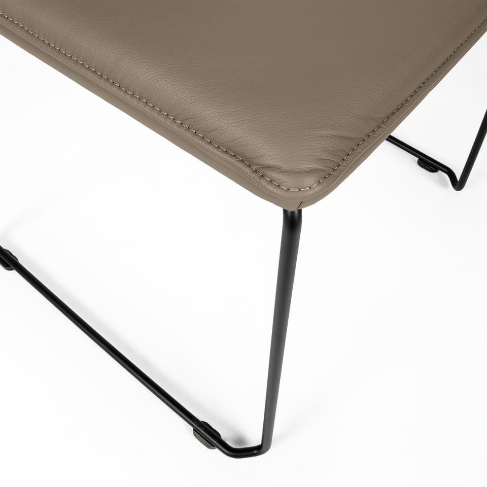 sitting smart lento kufengestell schwarz leder safari detail1