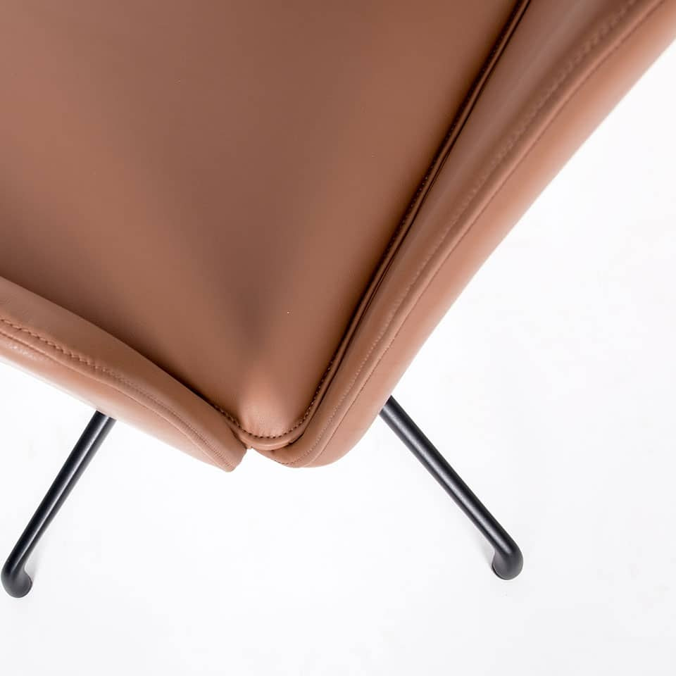 Detailbild des sitting smart von lento Drehstuhl Besucherstuhl aus hochwertigen Echtleder in braun Vollpolster mit Armlehnen für Besprechungsraeume direkt vom Hersteller
