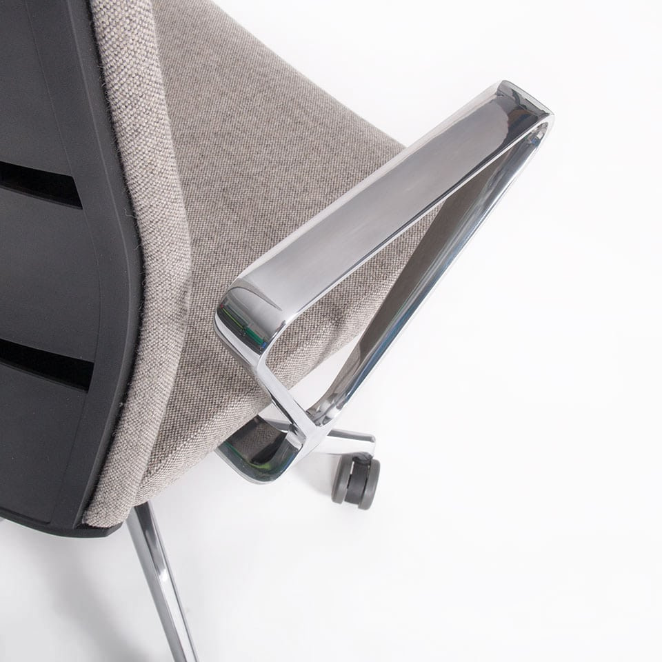 Detailbild des ergonomischen Buerostuhls agilis matrix hoch mit Aufsatz von lento in Stoff farbig mit Armlehnen aus umweltfreundlichen Aluminium