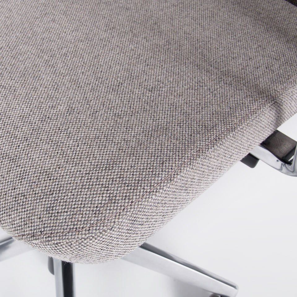 Detailbild des agilis matrix hoch von lento ergonomischer Buerostuhl aus hochwertigen Stoff in beige mit verstellbaren Sitz