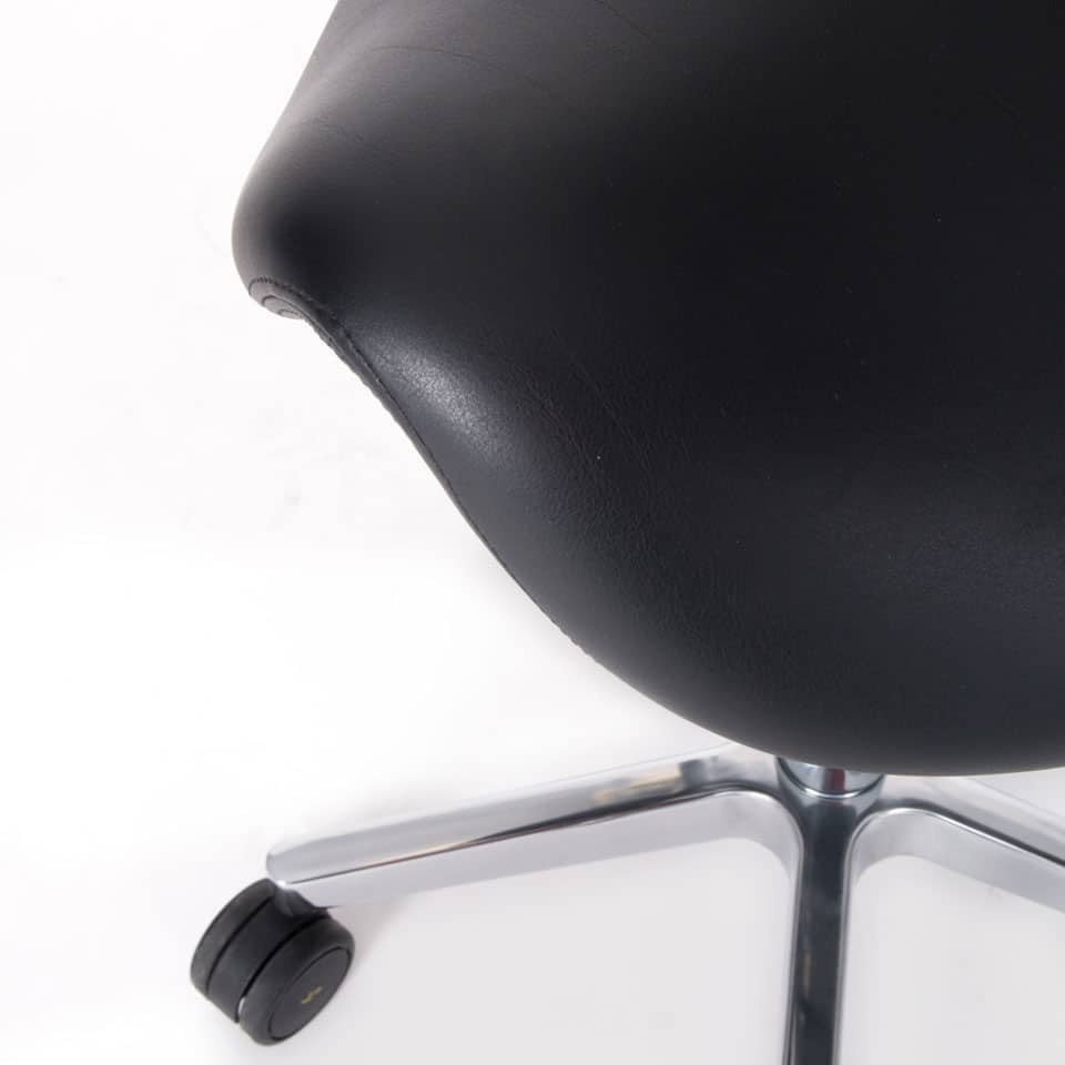 detailbild des esd sella sattelhockers hoehenverstellbar aus schwarzen leitfaehigen kunststoff fuer elektronikarbeitsplätze industrie labore hergestellt in deutschland